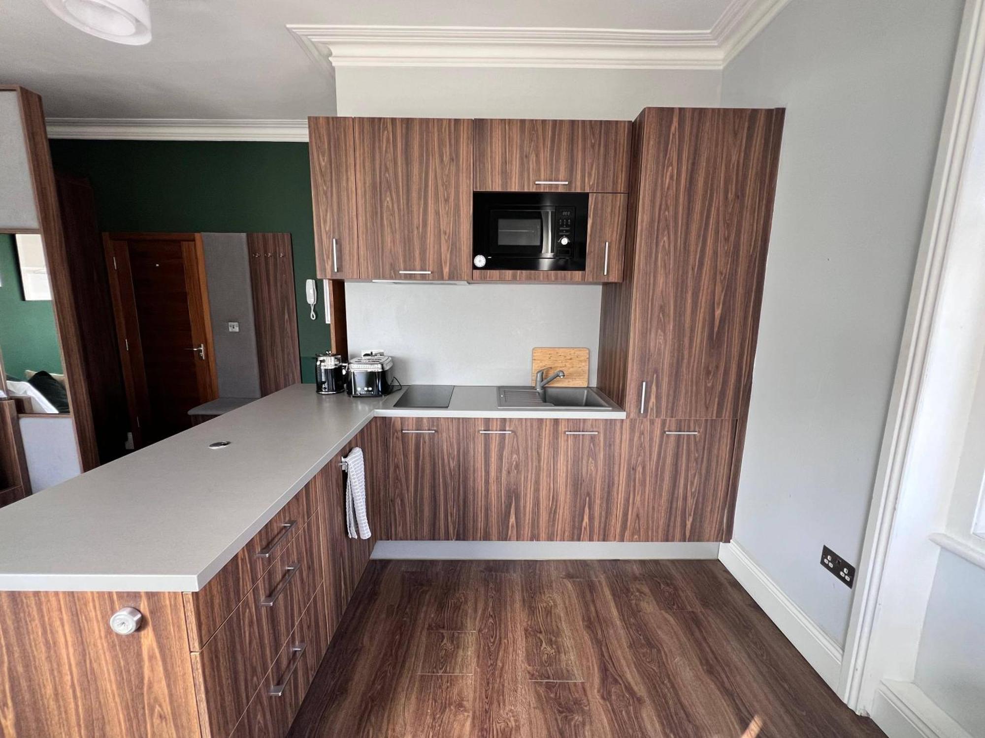 Cozy With Great Location Apartment *